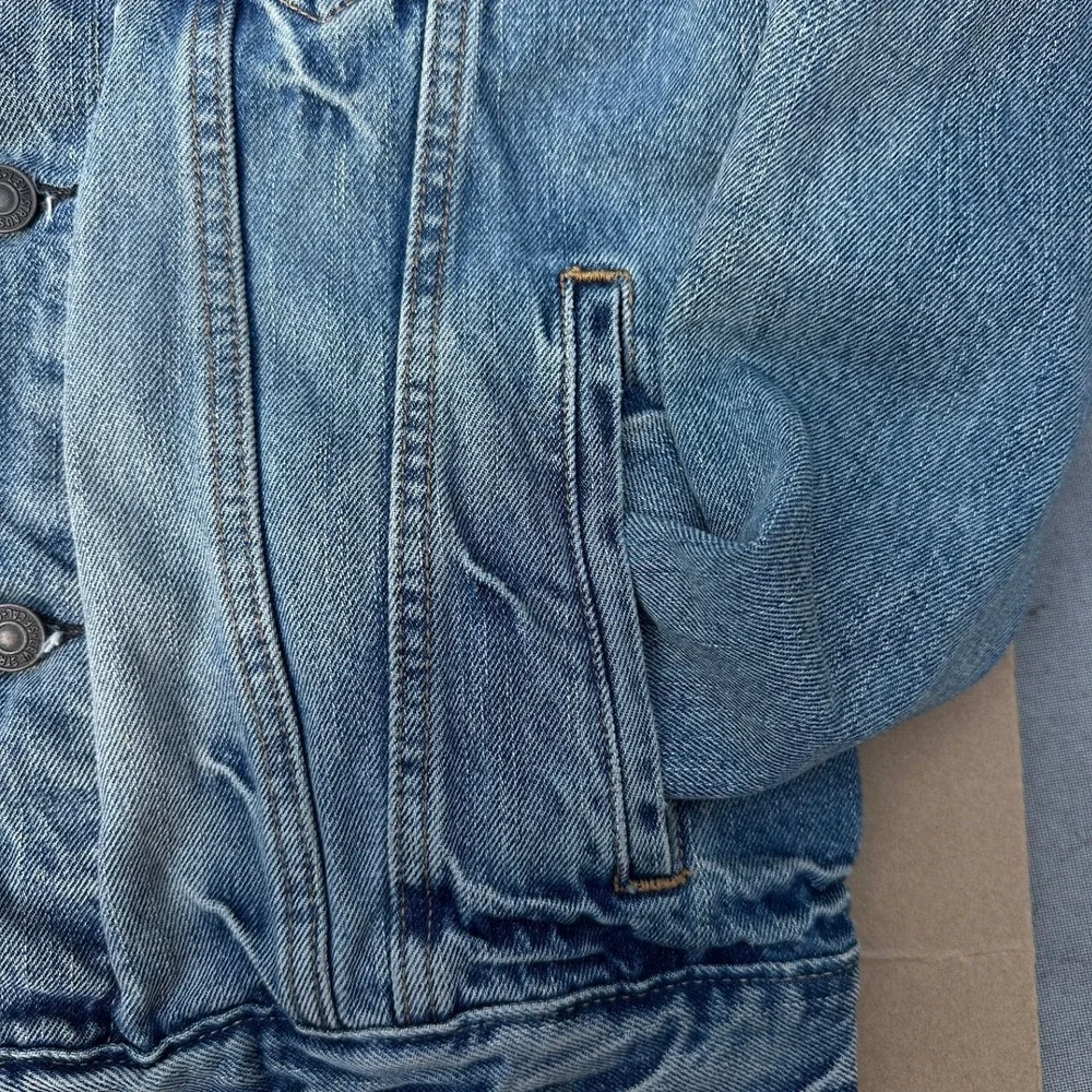 Levis 72334 Denim Trucker Jacket Mens Small Blue Medium Wash Jean Jacket - Picture 6 of 8